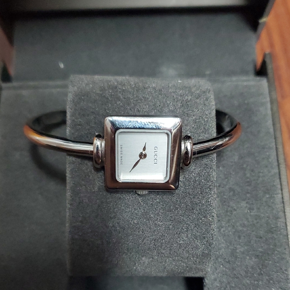 Authentic Gucci Silver Women's Watch - Picture 4 of 5